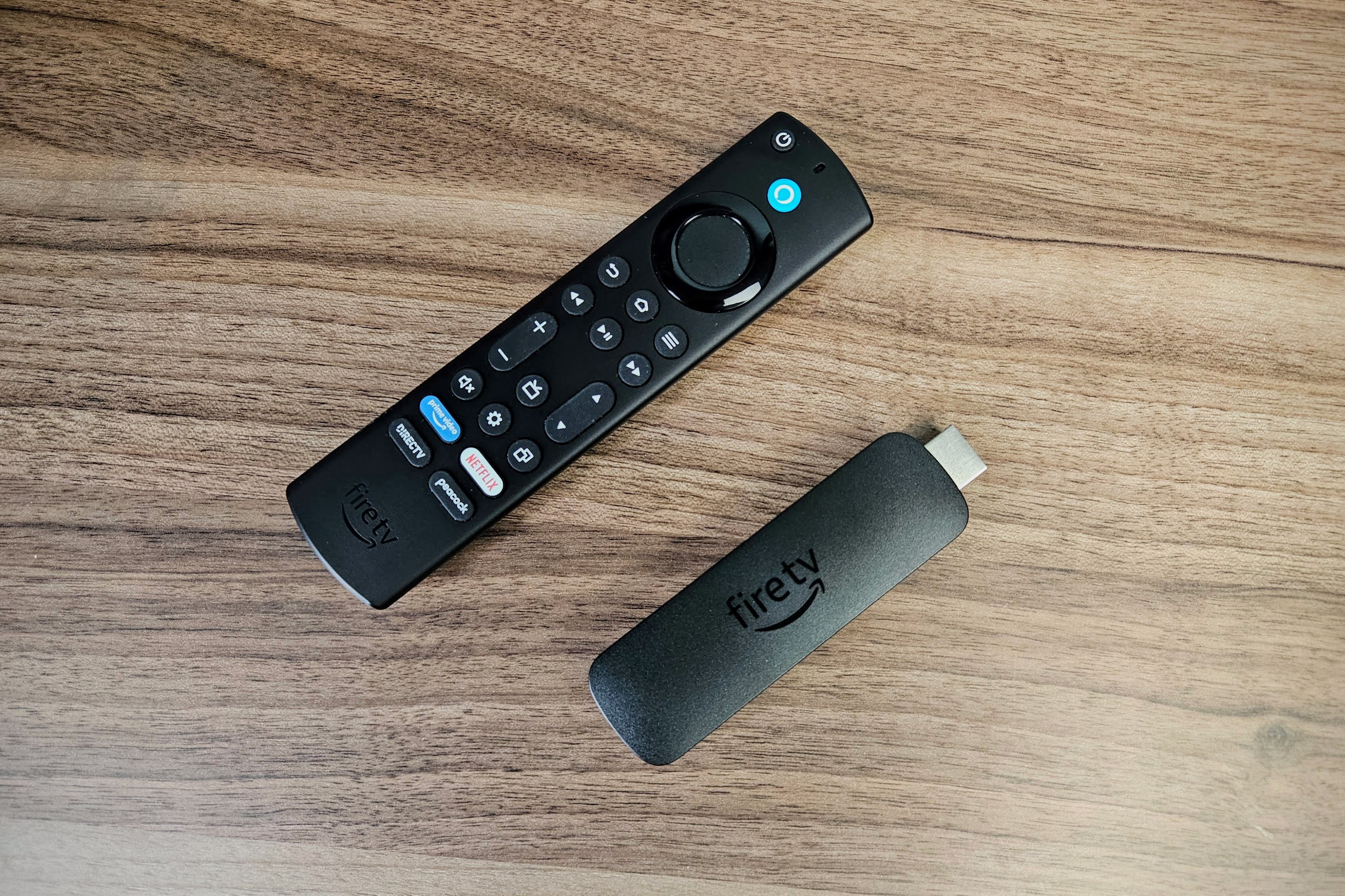 Fire TV Stick 4K Max 本体とリモコン